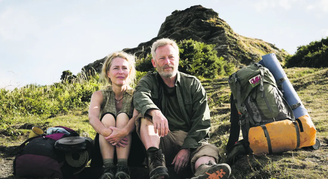 »Der Salzpfad«: Moth (Jason Isaacs) und Raynor (Gillian Anderson) wandern vom Nichts zurück ins Leben © BBC, Number 9 Films Salt Path Limited/ Steve Tanner, Quelle: filmpresskit.de