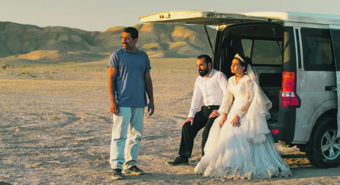 Der Fremde: Eine schicksalhafte Begegnung zwischen Meursault (Benjamin Voisin) und Marie (Rebecca Marder) an einem heißen Sommertag in Algerien © Foz - Gaumont - France 2 Cinema/Carole Bethuel