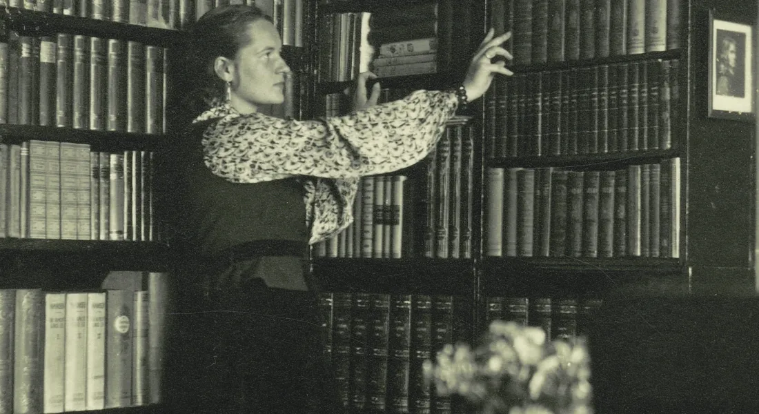 Alice Schmidt vor dem heimischen Bücherregal in Greiffenberg © Arno Schmidt