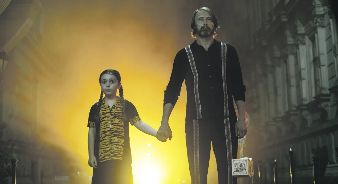 »Dust Bunny« – Mads Mikkelsen und Sophie Sloan in einer Mischung aus »Monster AG« und »Léon der Profi«  © Roadside Attractions, LIONSGATE