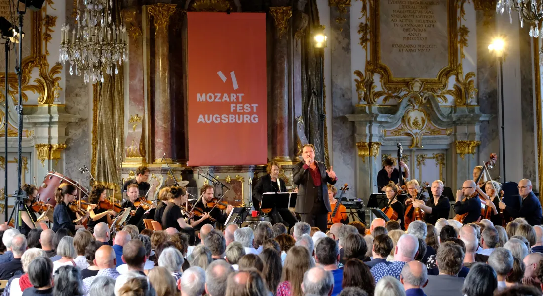 Charly Hübner mit dem Ensemble Resonanz © Fabian Schreyer