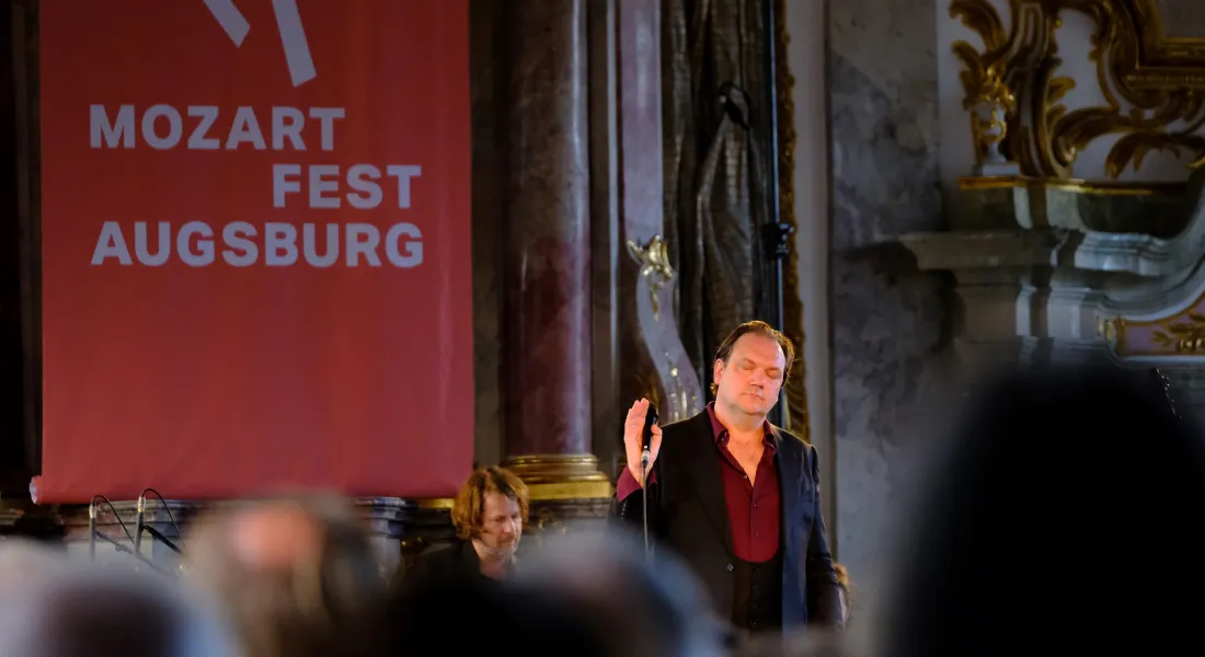 Charly Hübner mit dem Ensemble Resonanz © Fabian Schreyer