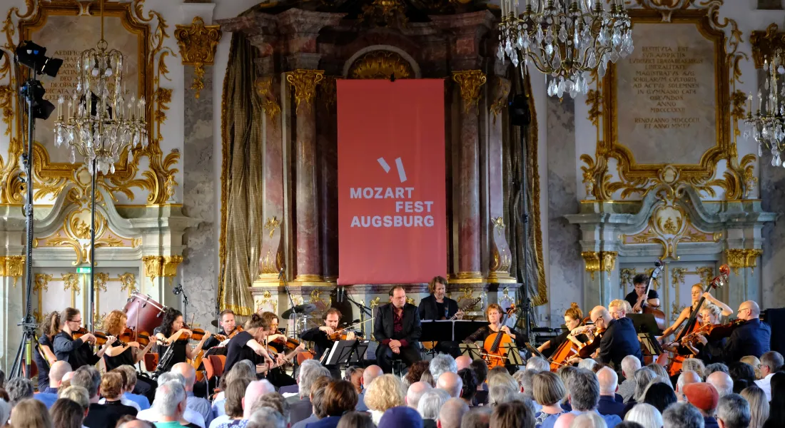 Charly Hübner mit dem Ensemble Resonanz © Fabian Schreyer