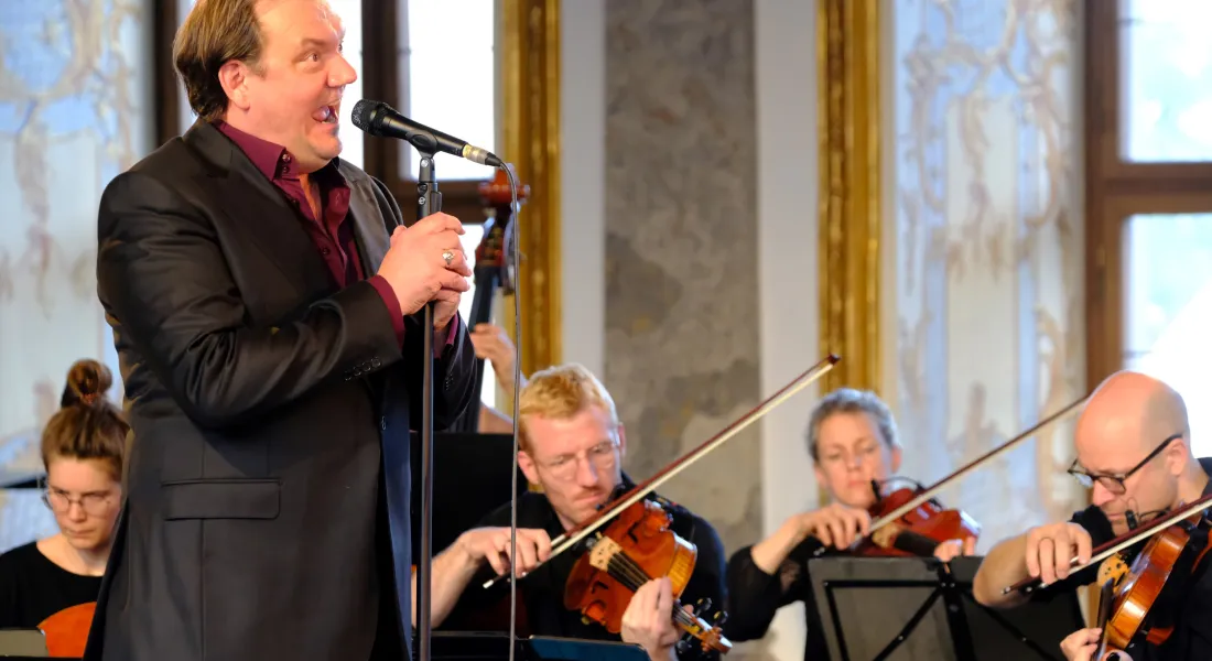 Charly Hübner mit dem Ensemble Resonanz © Fabian Schreyer