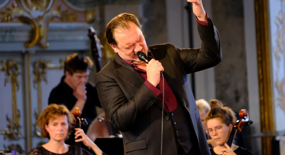 Charly Hübner mit dem Ensemble Resonanz © Fabian Schreyer