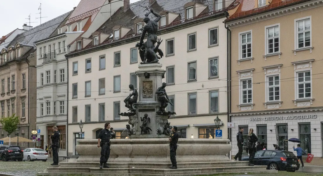 Friedliche Stimmung auf der Maximilianstraße – wenig beschäftigte Ordnungskräfte werden selbst zur Kunstinstallation © a3kultur/mav