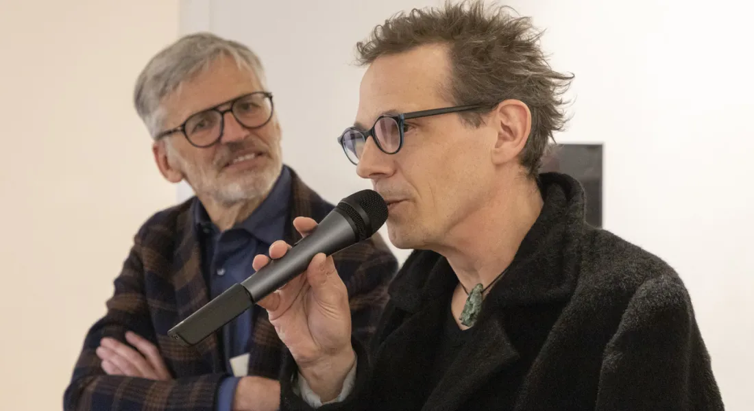 -	Im Artist Talk mit Galerist Michael Kießling lud Christof Rehm zum spielerischen Erleben seiner Gemälde ein. © a3kultur/mav