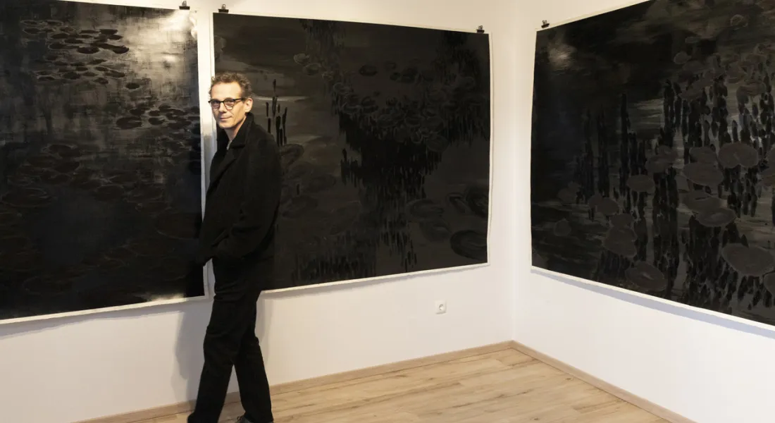 Christof Rehm vor seiner großformatigen Gemäldeserie »Giverny noir« © a3kultur/mav
