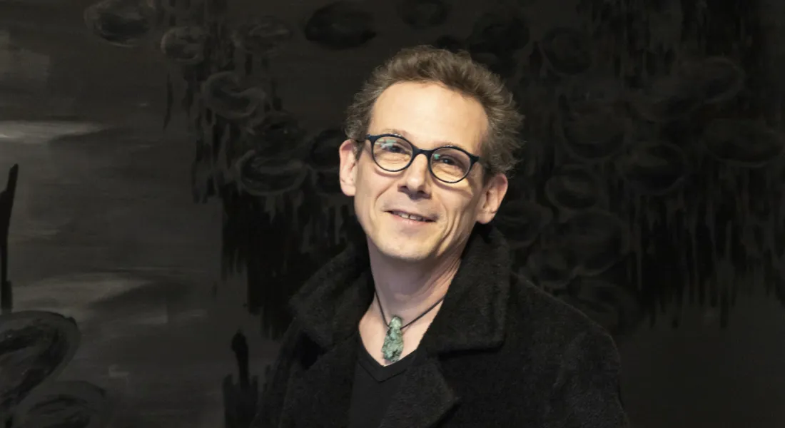 Christof Rehm vor seiner großformatigen Gemäldeserie »Giverny noir« © a3kultur/mav
