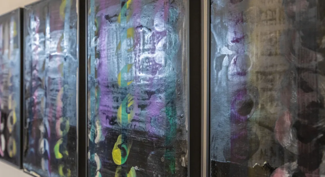 Mit ihren Glanzeffekten heben Christof Rehms Serien »Böse Blumen«, »Giverny noir«, »Missing Link« u.a. (Ausschnitte) den Impressionismus auf ein neues Niveau. © a3kultur/mav