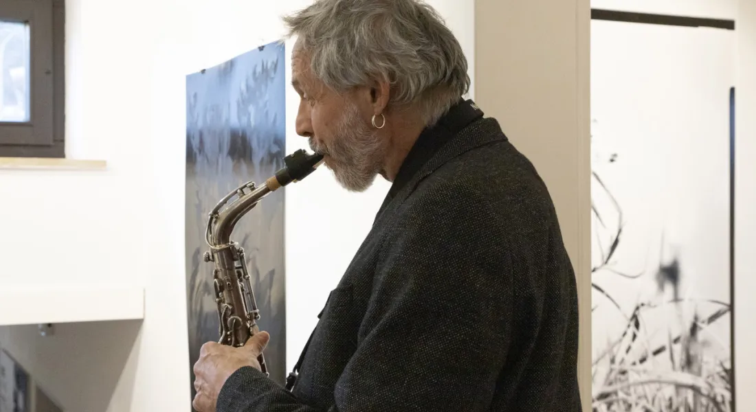 -	Der Saxophonist Christian Döß umrahmte die Vernissage am 23. März mit tiefgründigen Klängen. © a3kultur/mav