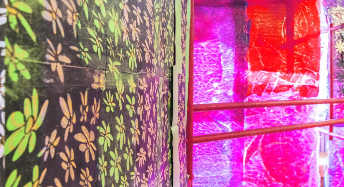 In ihrer eigens für die Räume des Kunstvereins konzipierten Druck- und Objektkunst werfen Julia Haugeneder und Magdalena Kreinecker feministische Fragen auf, die bis heute aktuell sind. © a3kultur/Martina Vodermayer