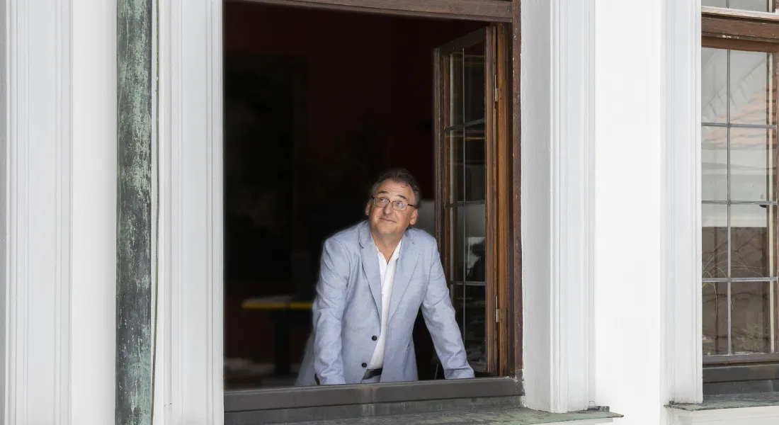 Christof Trepesch blickt besorgt nach oben. Das Dach des Schaezlerpalais beginnt zu bröckeln.