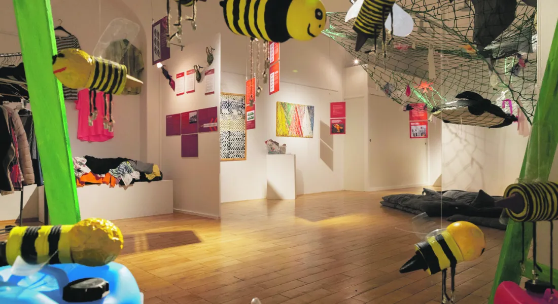 Kunstschaffende der CAB-Ulrichswerkstätten Schwabmünchen ließen Gemeinschaftsskulputuren aus Abfällen wachsen, dazu liefert die Ausstellung einen reichen Wissensschatz rund um Ressourcenfresser und Klimakiller. © a3kultur/mav