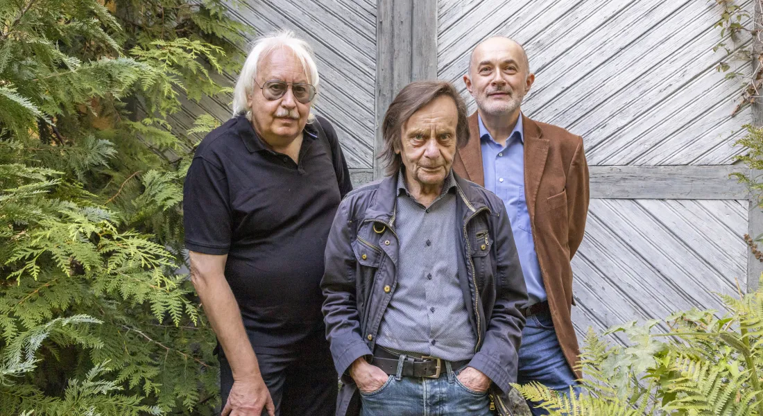 Galerist Franz Epple (Mitte) mit den beiden Fotokünstlern Helmut Hien und Wilfried Edelmann, deren Werke aktuell in der Galerie zu sehen sind. © a3kultur/mav
