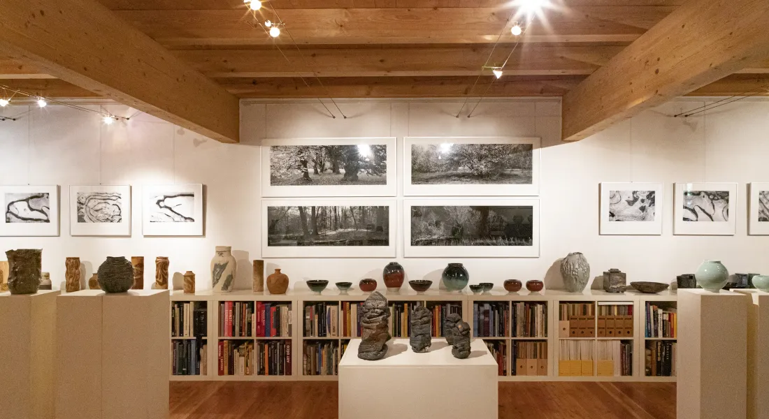 Die Galerie Epple in Türkheim feiert ihr 25-jähriges Bestehen mit brillanten Landschafts- und Naturfotografien, umgeben von keramischer Stilvielfalt.