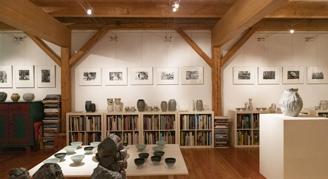 Die Galerie Epple in Türkheim feiert ihr 25-jähriges Bestehen mit brillanten Landschafts- und Naturfotografien, umgeben von keramischer Stilvielfalt. © a3kultur/mav