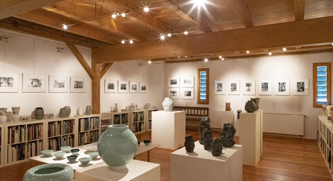 Die Galerie Epple in Türkheim feiert ihr 25-jähriges Bestehen mit brillanten Landschafts- und Naturfotografien, umgeben von keramischer Stilvielfalt. © a3kultur/mav