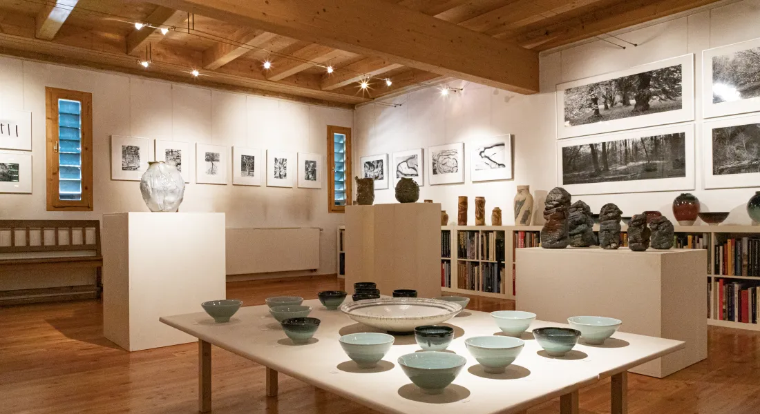 Die Galerie Epple in Türkheim feiert ihr 25-jähriges Bestehen mit brillanten Landschafts- und Naturfotografien, umgeben von keramischer Stilvielfalt. © a3kultur/mav