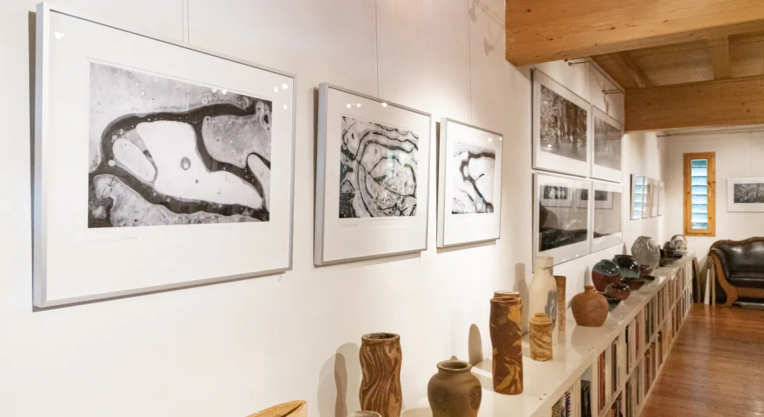 Die Galerie Epple in Türkheim feiert ihr 25-jähriges Bestehen mit brillanten Landschafts- und Naturfotografien, umgeben von keramischer Stilvielfalt. © a3kultur/mav
