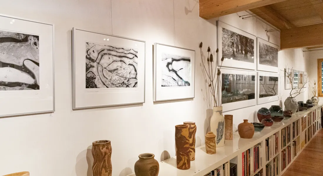 Die Galerie Epple in Türkheim feiert ihr 25-jähriges Bestehen mit brillanten Landschafts- und Naturfotografien, umgeben von keramischer Stilvielfalt. © a3kultur/mav