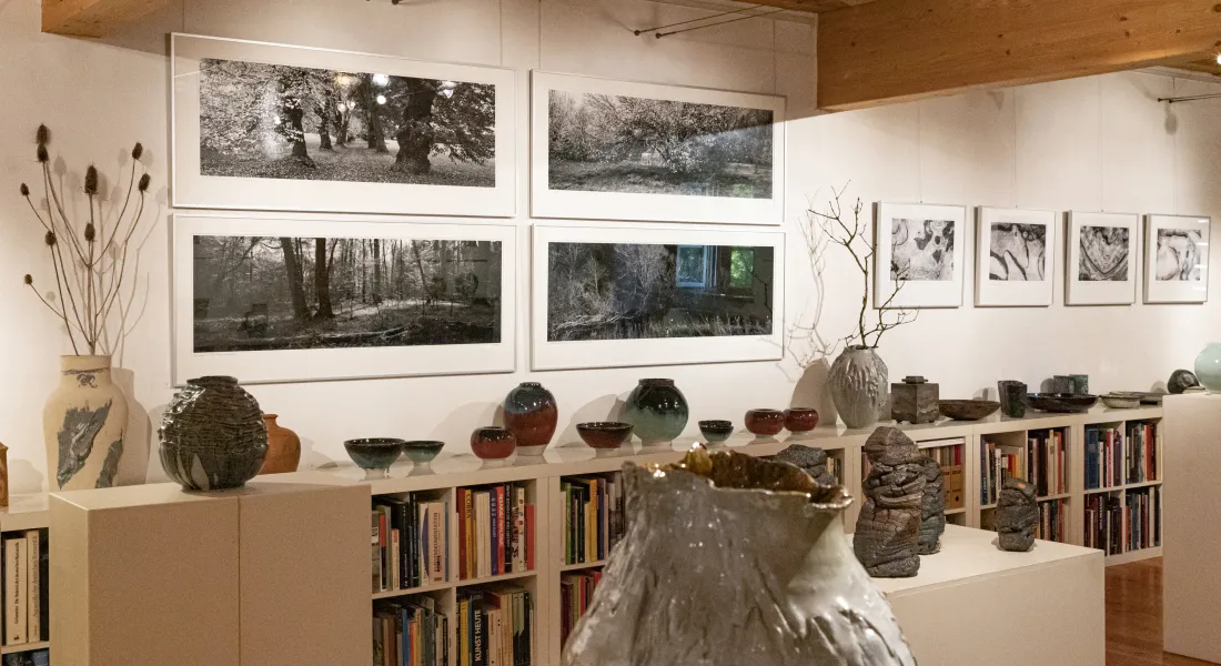 Die Galerie Epple in Türkheim feiert ihr 25-jähriges Bestehen mit brillanten Landschafts- und Naturfotografien, umgeben von keramischer Stilvielfalt. © a3kultur/mav