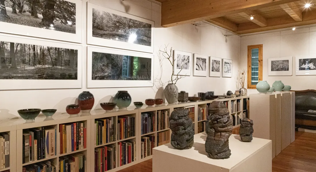Die Galerie Epple in Türkheim feiert ihr 25-jähriges Bestehen mit brillanten Landschafts- und Naturfotografien, umgeben von keramischer Stilvielfalt. © a3kultur/mav