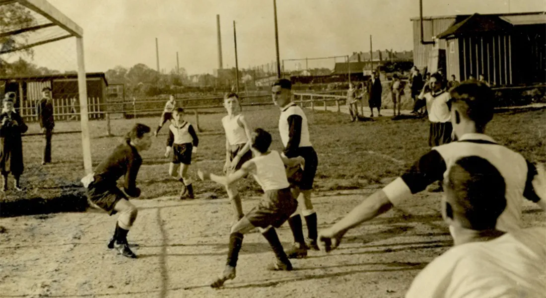 Heinz Landmann schießt für die Jugendmannschaft der PTGA im Spiel gegen München ein Tor. Augsburg, um 1935.