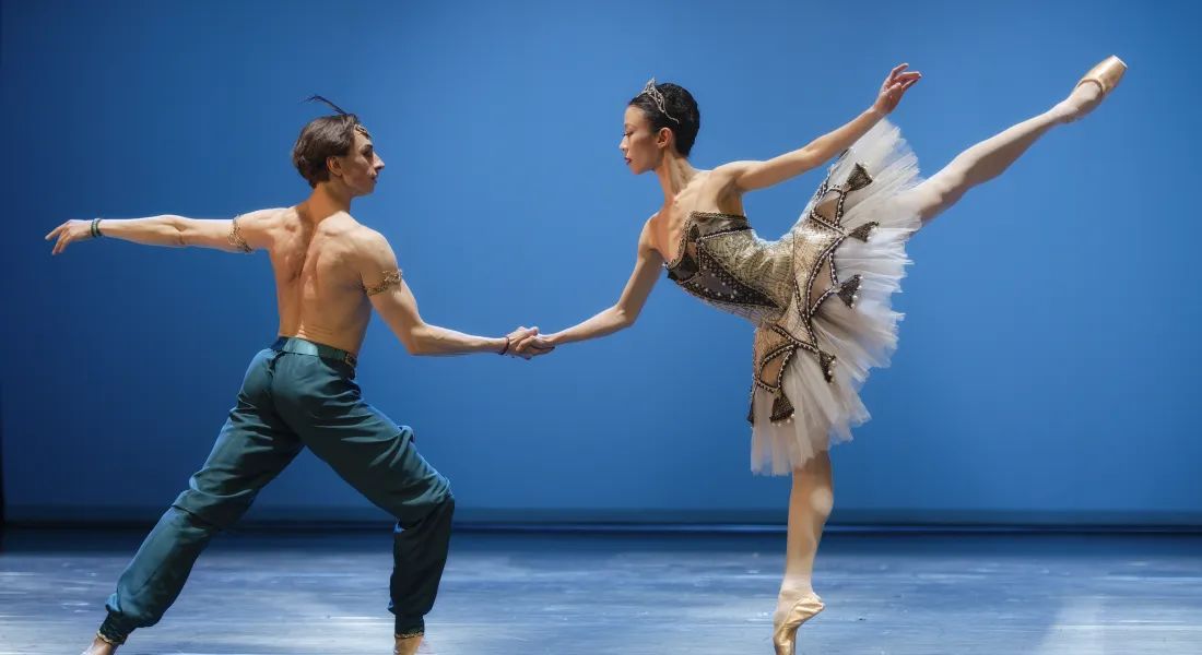 Denys Cherevychko (Ballett der Wiener Staatsoper) &amp; Sae Eun Park (Ballet Opera de Paris), »Le Corsaire« (Choreografie: Marius Petipa) © Jan-Pieter Fuhr