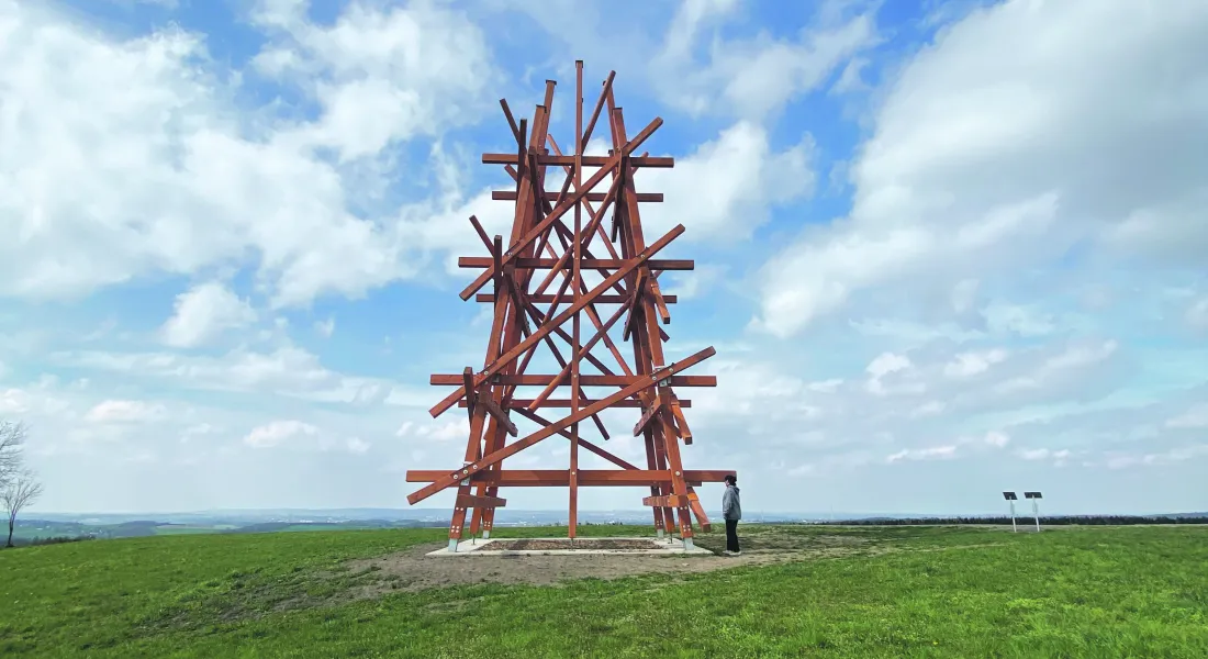 Die riesige Holzinstallation von Olaf Holzapfel auf dem Amtsberg ist Teil des gelungenen Skulpturenpfads PURPLE PATH, der in die gesamte Kulturstadtregion Chemnitz führt.