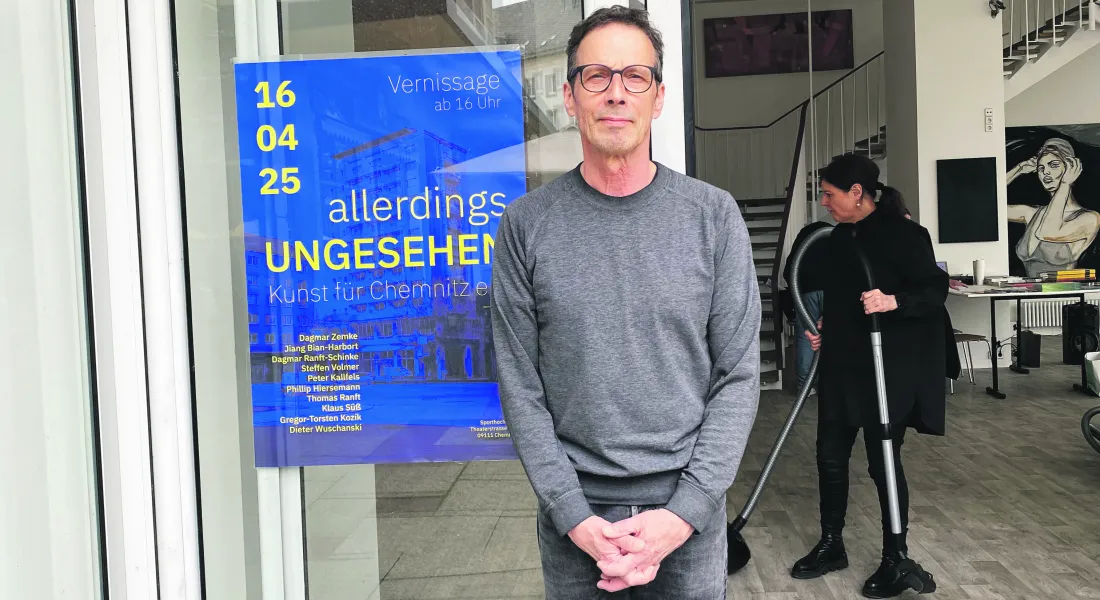 »allerdings: Ungesehen« wären einige der besten Künstler*innen der Gegenwart aus Stadt und Region bei Chemnitz 2025 geblieben – wären sie nicht selbst aktiv geworden. Im Bild: der Maler Steffen Volmer vor dem Sporthaus, in dem er mit seinen Kolleg*innen kurzerhand einen eigenen Programmpunkt zur Kulturhauptstadt realisierte.