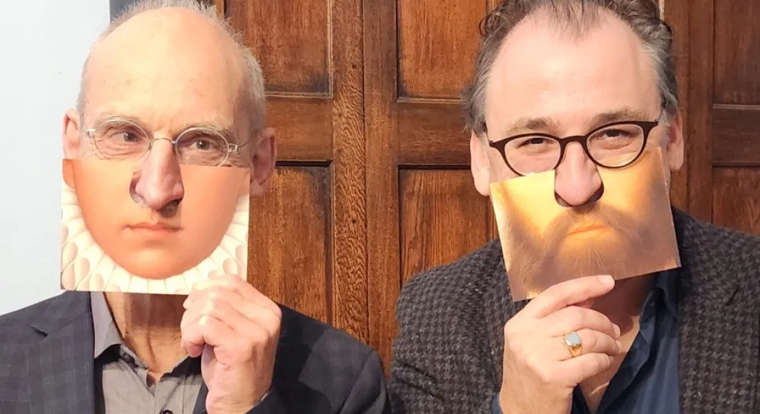 Museumsdirektor Dr. Christof Trepesch und Kurator Dr. Thomas Wierczinki präsentieren die Selfie-Aktion #keepingupwiththefuggers – Mitmachen ausdrücklich erwünscht!