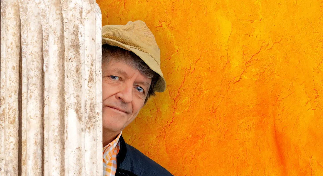 Erwin Pelzig ziert das Cover des neuen Programmhefts der Stadthalle Gersthofen und ist am 13. März zu Gast. © Dita Vollmond