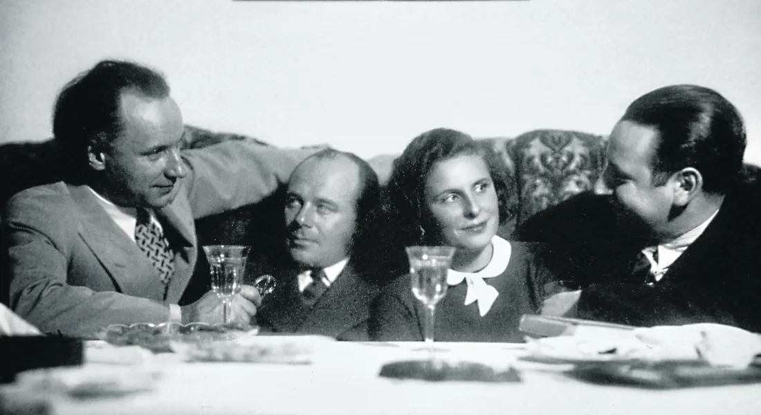 Leni Riefensthal mit (von links) Filmregisseur Arnold Fanck, Pilot Ernst Udet und Schauspieler Paul Kohner ca. 1932 © Public Domain