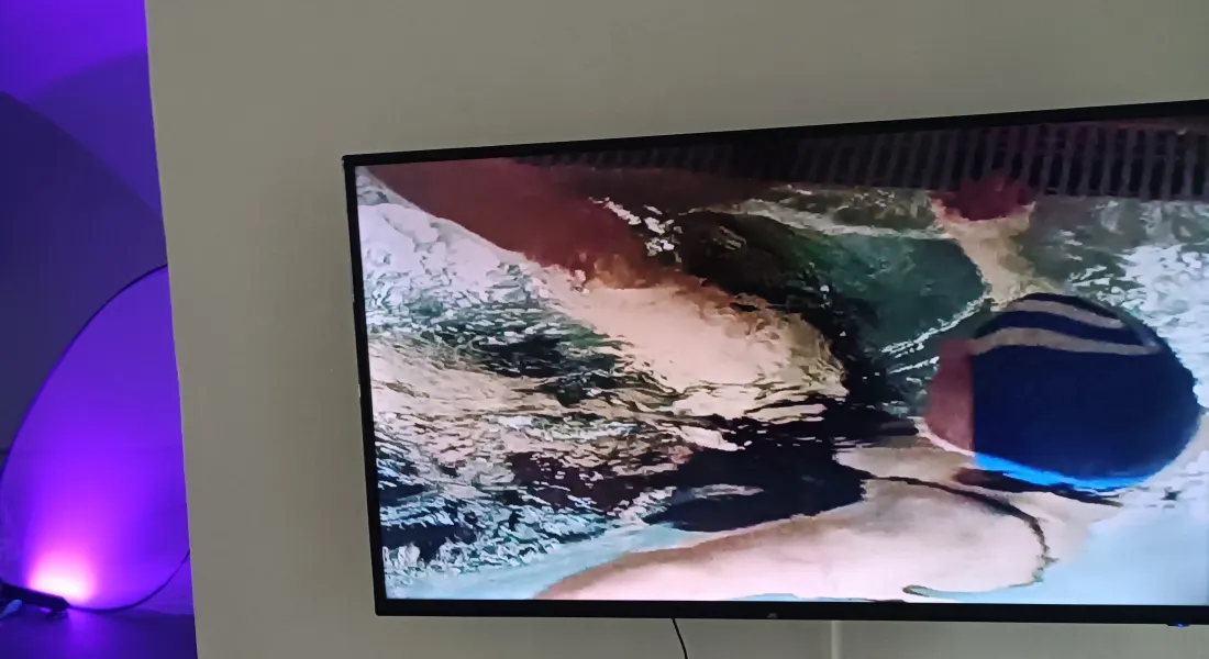 Weibliche Person mit Badekappe, schwimmend, in einem Video