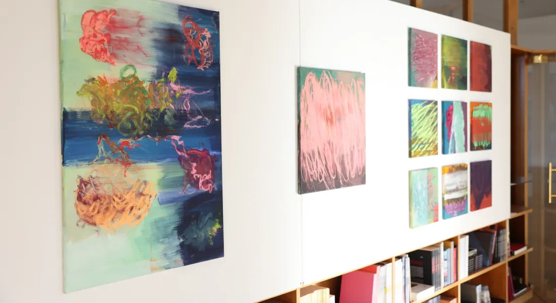 Ausstellungsansicht »Shades of Paint – Abstrakte Positionen heute« im Studio der Galerie Noah, Glaspalast Augsburg, 2025. © Joachim Schafnitzl
