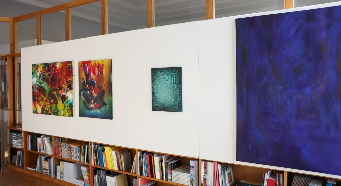 Ausstellungsansicht »Shades of Paint – Abstrakte Positionen heute« im Studio der Galerie Noah, Glaspalast Augsburg, 2025. © Joachim Schafnitzl