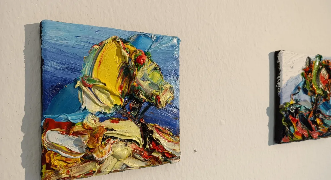 Zwei dick bemalte Ölbilder an einer Wand