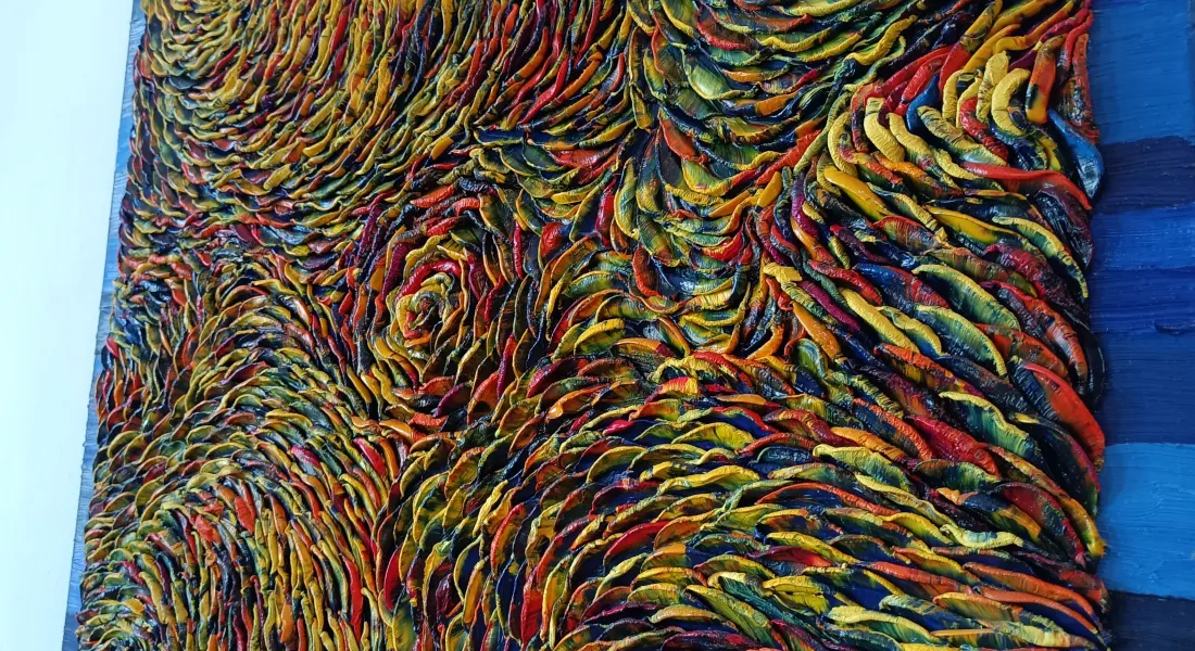 Strukturen aus Wülsten aus Ölfarbe auf einem quadratischen Bild