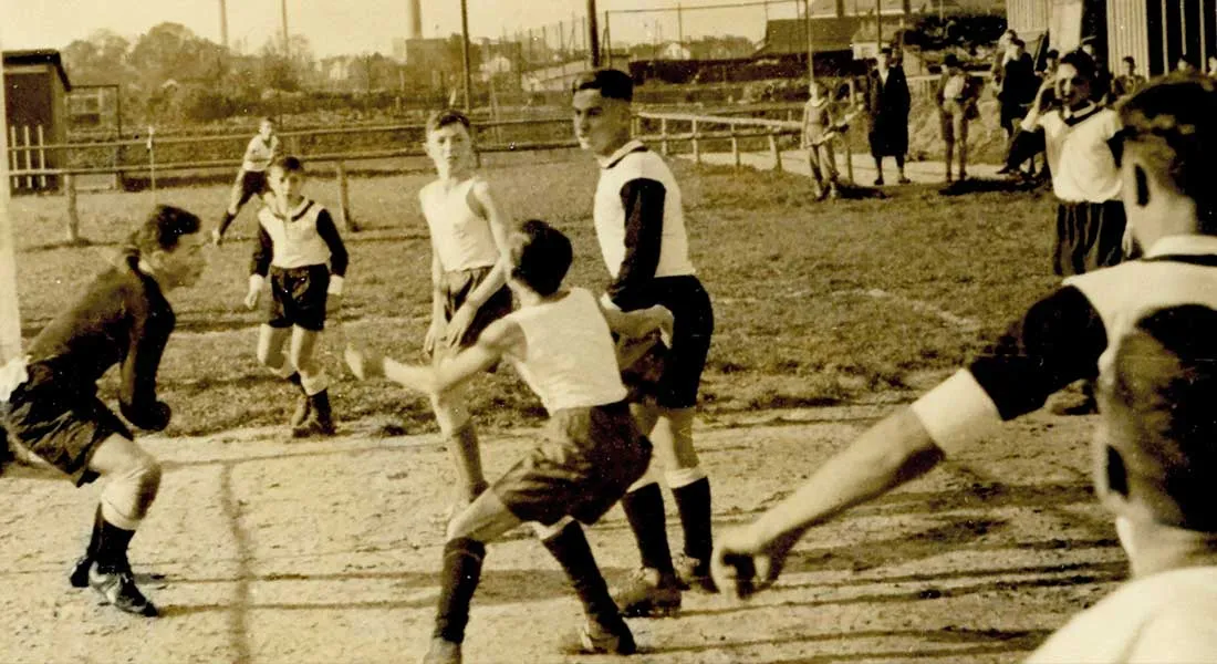 Heinz Landmann schießt für die Jugendmannschaft der PTGA im Spiel gegen München ein Tor. Augsburg, um 1935 © Sammlung Gernot Römer, Jüdisches Museum