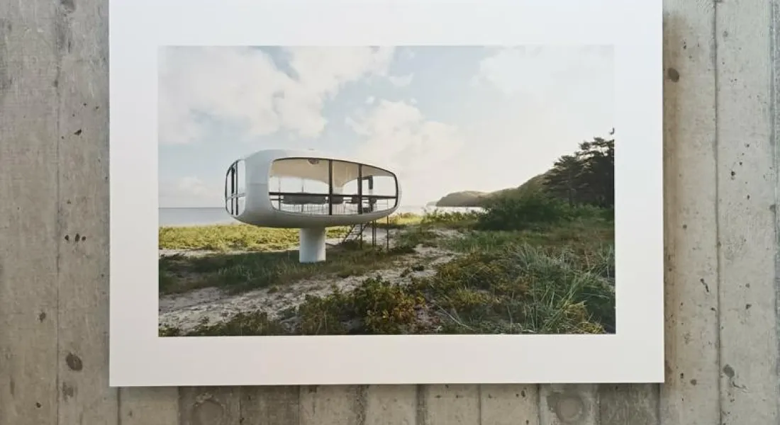 Fotografie eines futuristischen Hauses an einer Betonwand