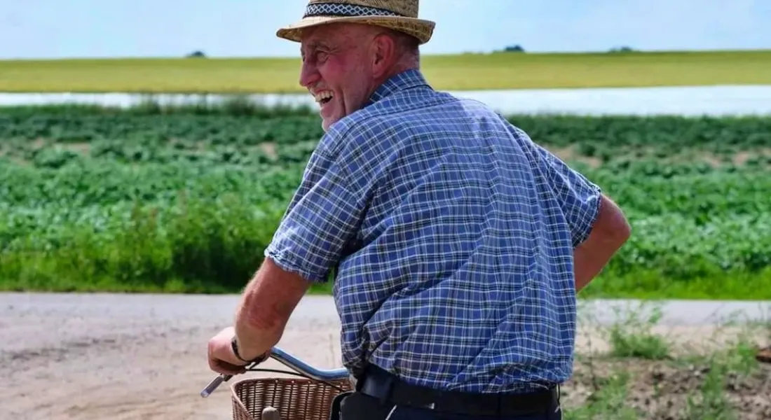 Josef Rehm auf dem Fahrrad zwischen Spargel- und Kartoffelfelder