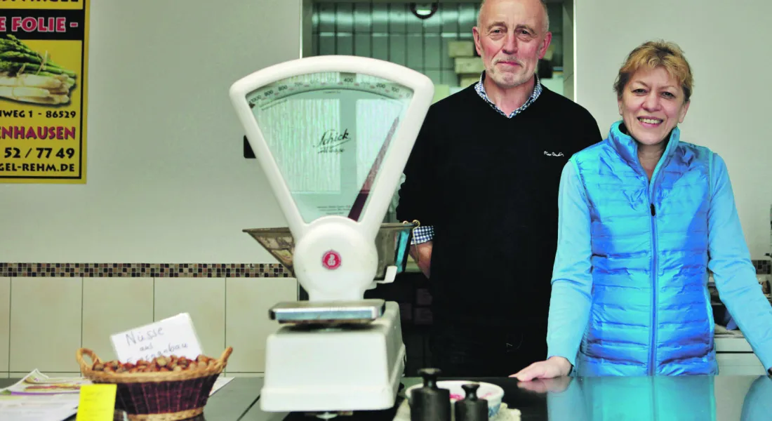 Josef und Christine Rehm in ihrem Hofladen in Linden bei Schrobenhausen © Rehm