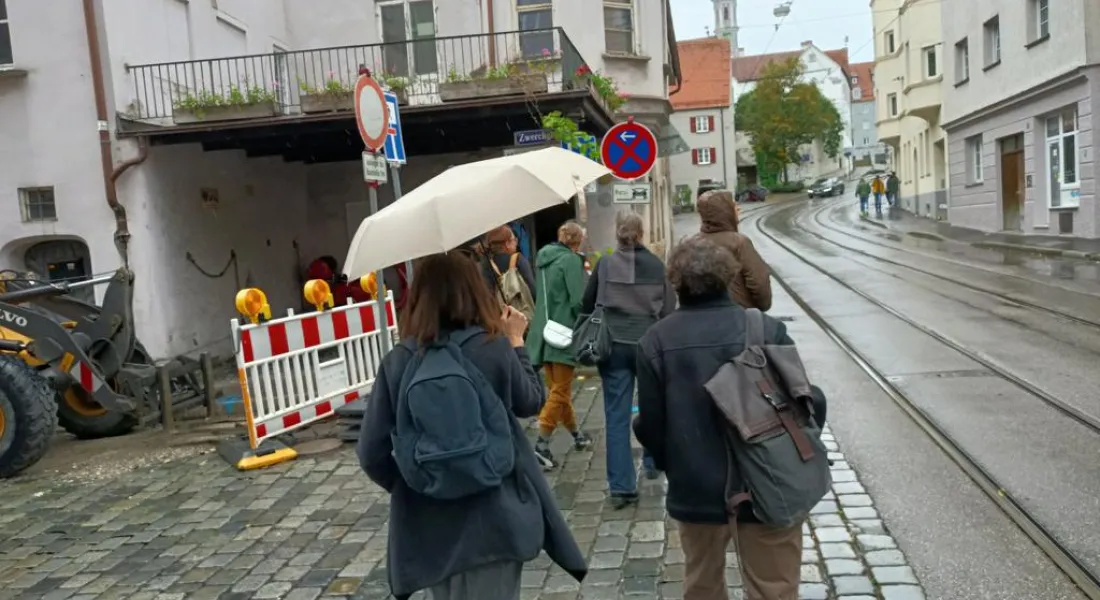 Personengruppe mit Regenschirmen in der Augsburger Altstadt