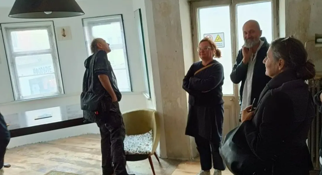 Personen besichtigen ein altes Wohnzimmer