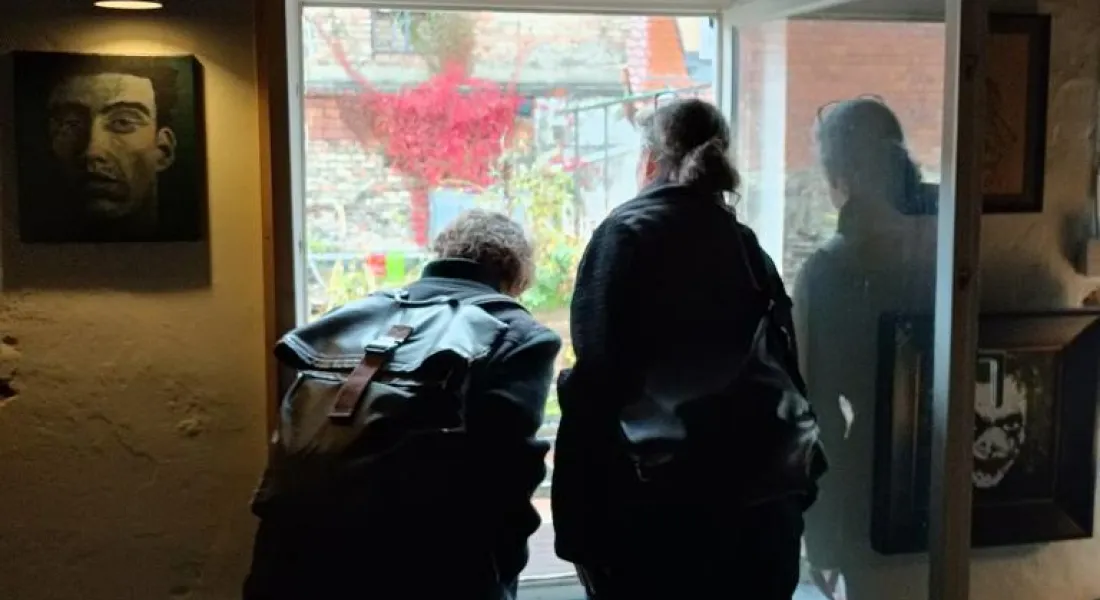 Zwei Personen schauen aus dem Fenster