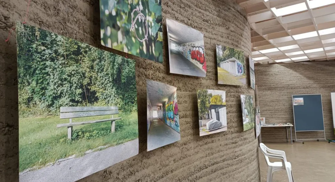 Fotos (Landschaft) vor gerundeten Lehmwänden