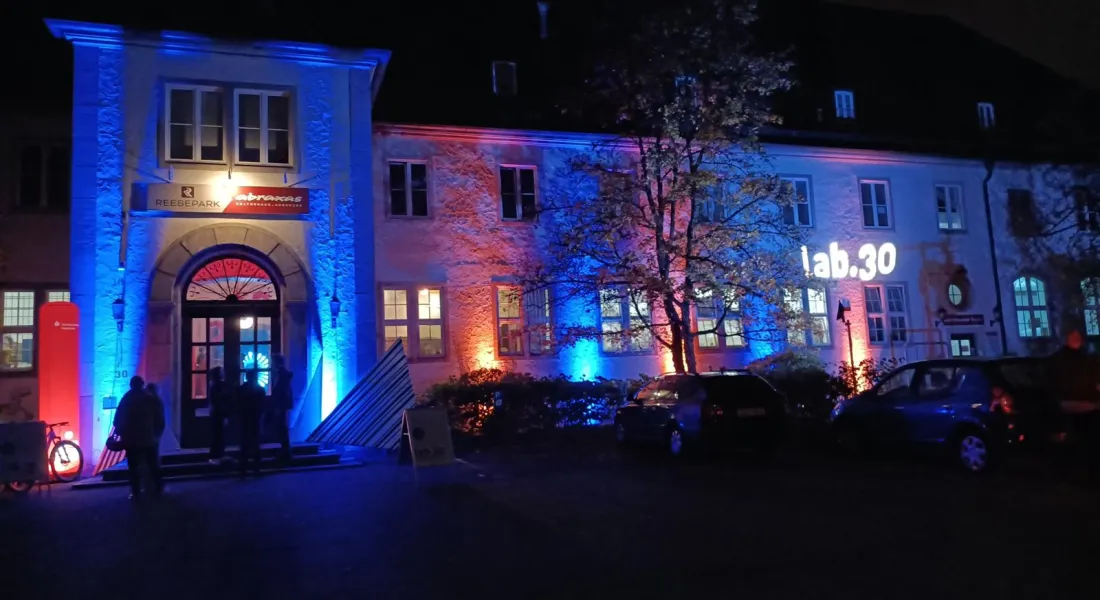 Das beleuchtete Kulturhaus Abraxas am Abend