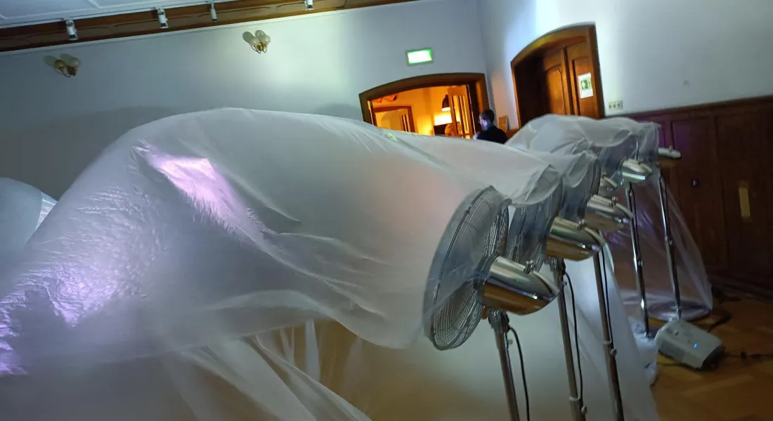 Pneumatische Kunst aus Plastikfolien und mehreren Ventilatoren