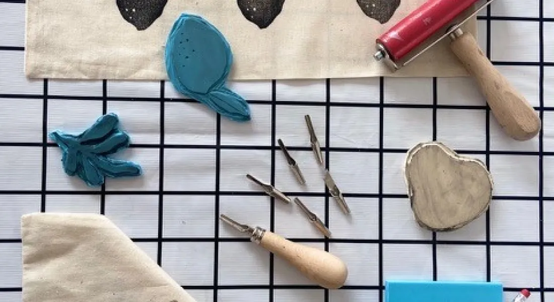 Bedruckte Stofftaschen, Stempel und Linoldruck Werkzeuge.